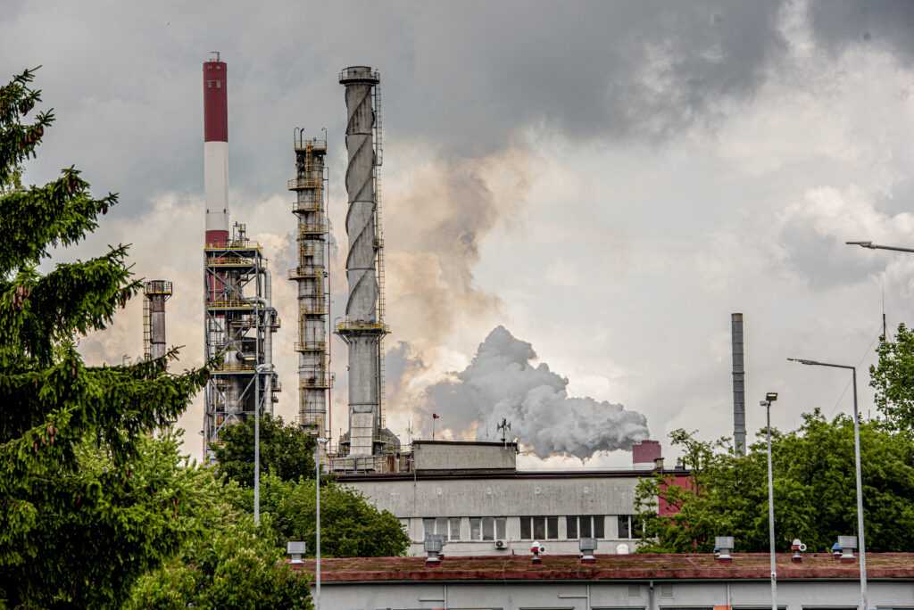 wpływ działalności orlenu na zdrowie i środowisko